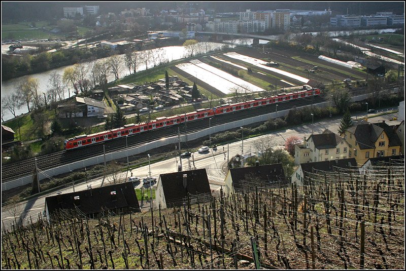 Ein S-Bahnzug der Baureihe 423 auf der Linie S1 nach