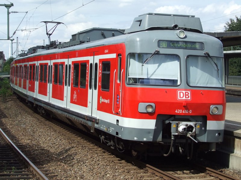 ET 420 416 Plus steht im Bahnhof Untert�rkheim zur Weiterfahrt