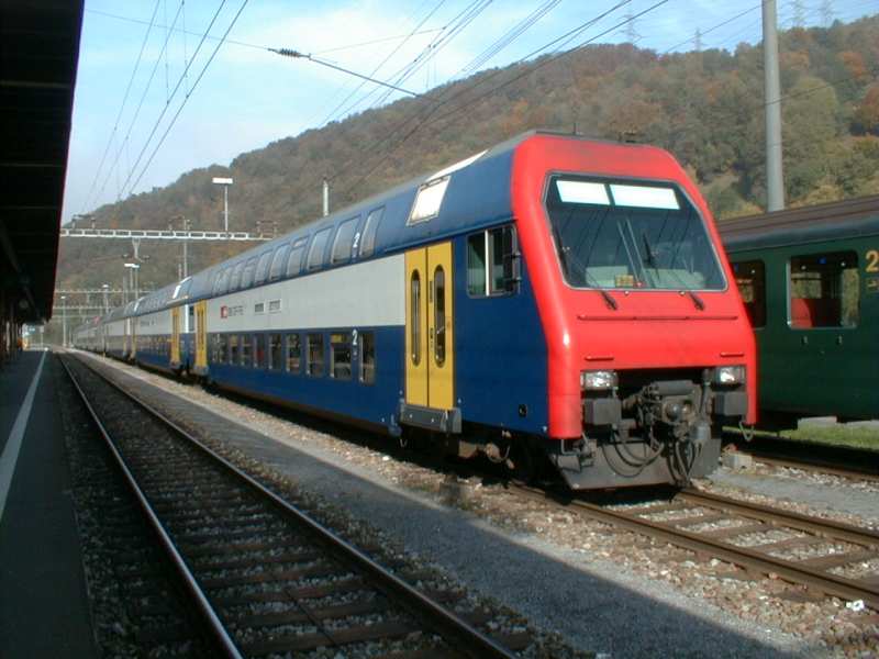 SBB,Z�rcher S-Bahn mit Steuerwagen Bt5085 am 21.10.00 in Ziegelbr�cke 