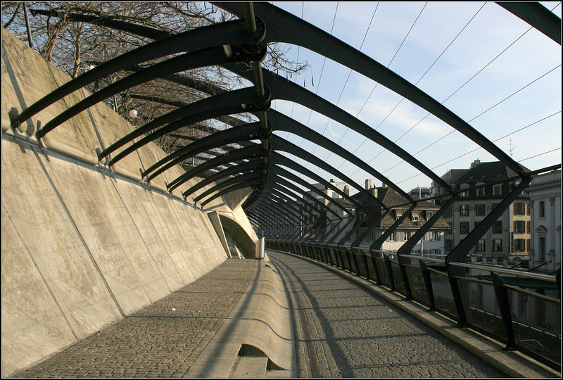 Fu�g�ngerweg am Hang �ber dem Mittelbahnsteig des S-Bahnhofes Stadelhofen mit