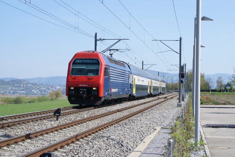 Die Komposition der S5 mit der Re 450 088-0 bew�ltigt