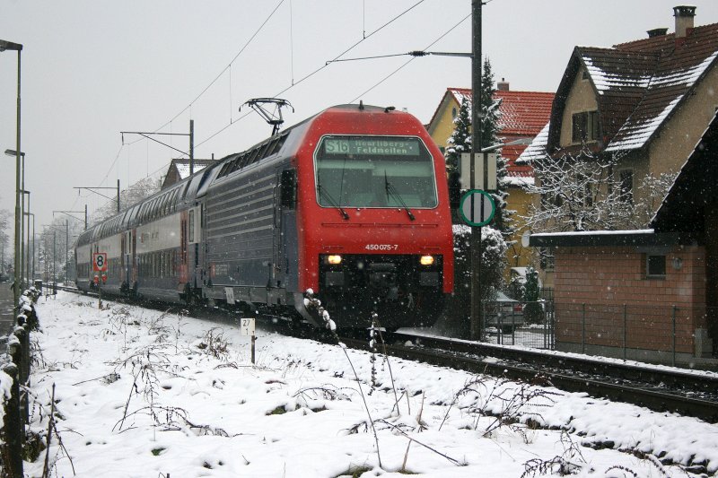 S16 19663, gezogen von Re 450 075, am 12.12.2008 unterwegs