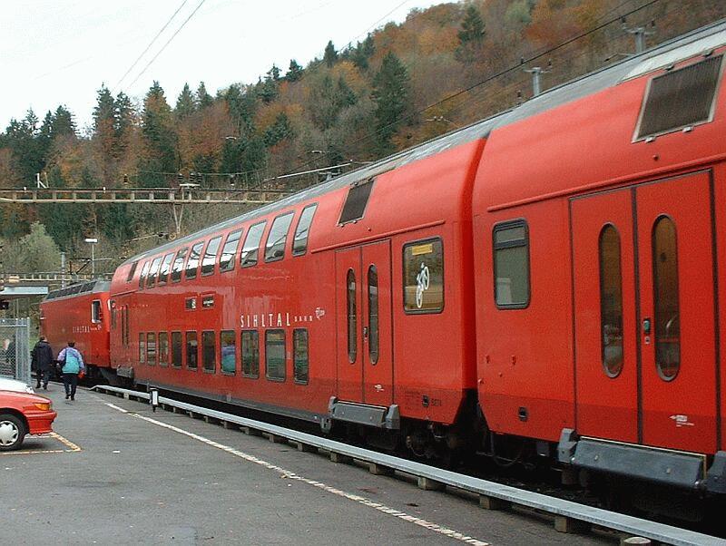 S-Bahn-Zug S 4 der Sihltalbahn am 19.10.2002 in Sihlbrugg. Die gesehenen Zge bestanden aus Lok und 3 Wagen, 1 oder 2 Doppelstock-Wagen, 0 oder 1 einstckiger Wagen, der Steuerwagen war immer einstckig.