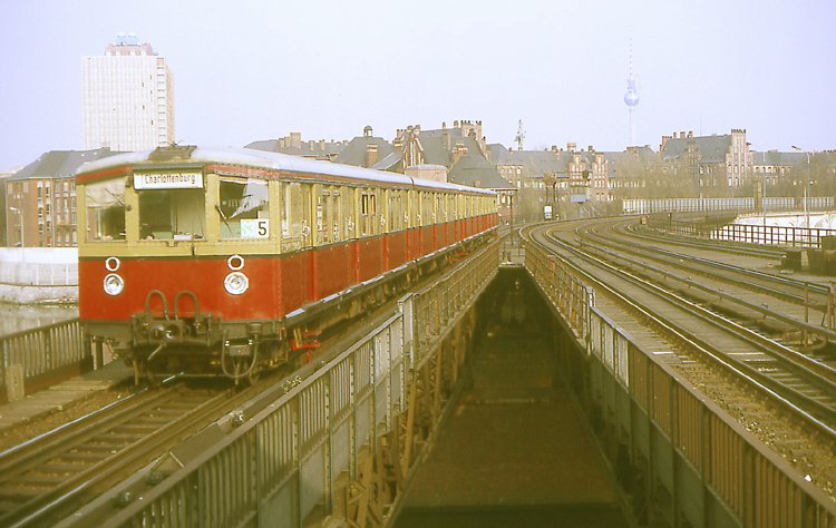 S - Bahnzug aus Richtung Ostbhnhof hat die Grenzsperranlagen durchfahren und berquert gerade den Humboldthafen vor dem Lehrter Stadtbahnhof im April 1984. 