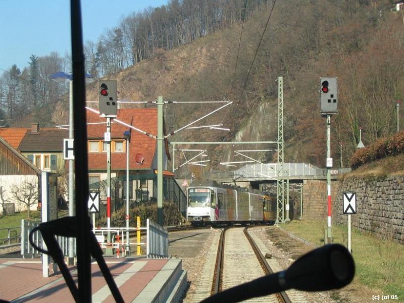 S31/32/41 Murgtalbahn, Ausfahrt eines Stadtbahn-Eilzuges aus dem Bahnhof Weisenbach talabwärts. Stadtbahnbetrieb im Murgtal gibt es seit 2002 bis Forbach-Raumünzach, Ende des Jahres 2003 wurde der Bahnhof Freudenstadt Stadt erreicht. 

16.01.2005 (J)