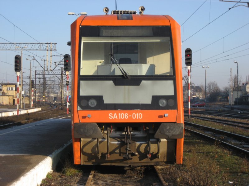 SA106-010 von vorne am 29.12.2007 im Hauptbahnhof Bydgoszcz (Bromberg). 