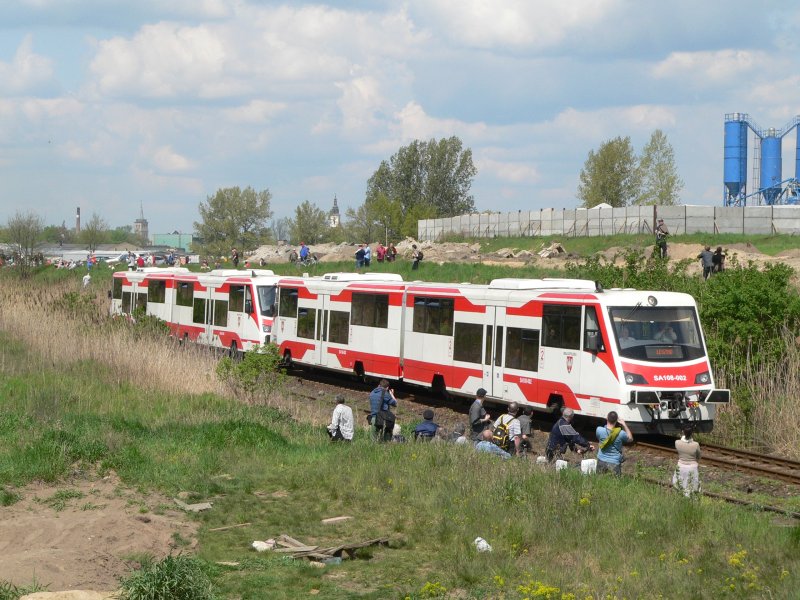 SA108 002 f�hrt vorbei, die Parade beginnt kurz sp�ter. 3.5.2008