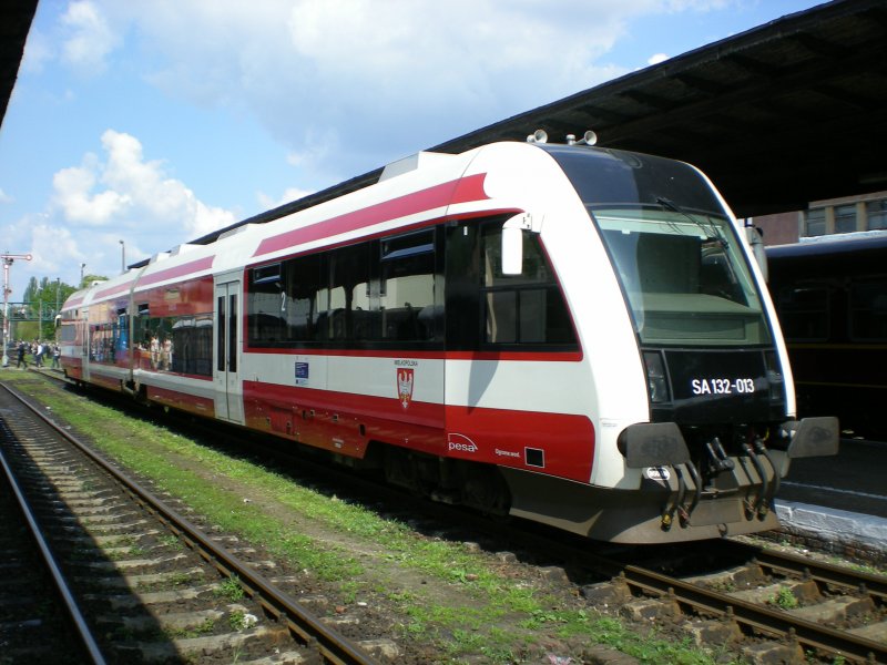Der Dieseltriebzug SA 132-013 am 03.05.2008 um 11:58 Uhr im