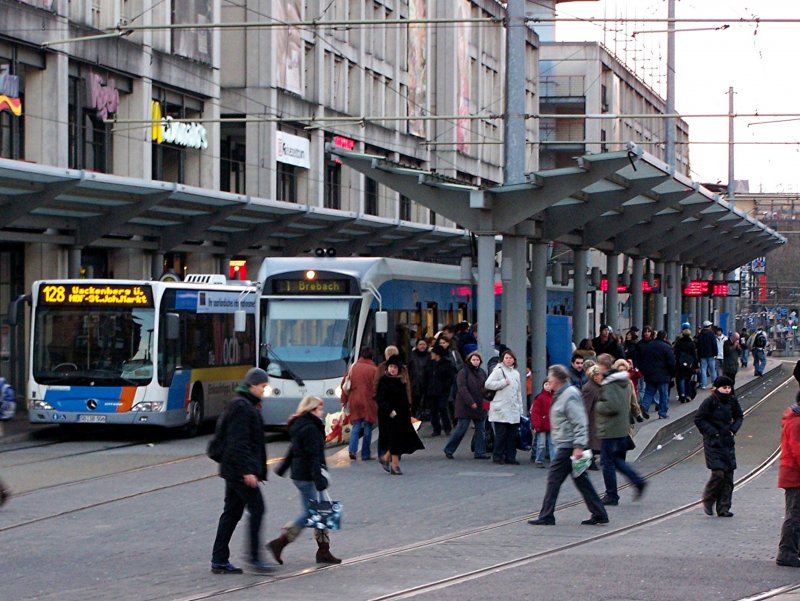 Stadtbahn-Linie 1 (Richtung Brebach) am dritten Adventssonntag (15.12.2007) im Vorweihnachts-Einkaufsget�mmel