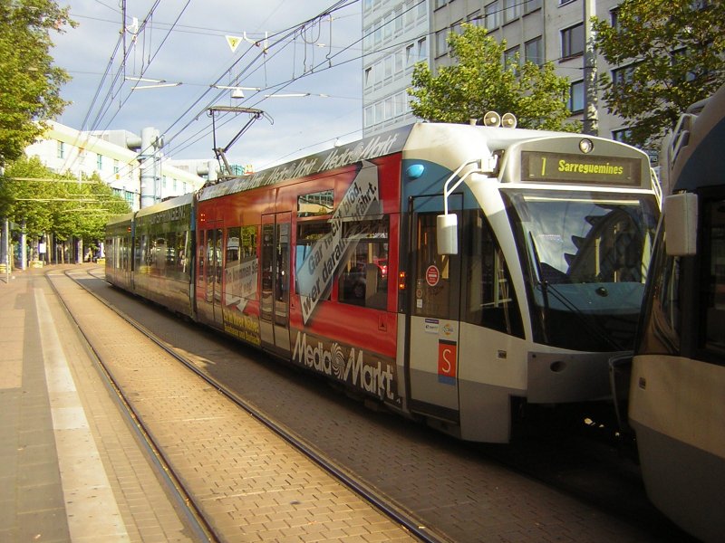 Diese Aufnahme der Saarbahn wurde an der Haltestelle Trierer Stra�e