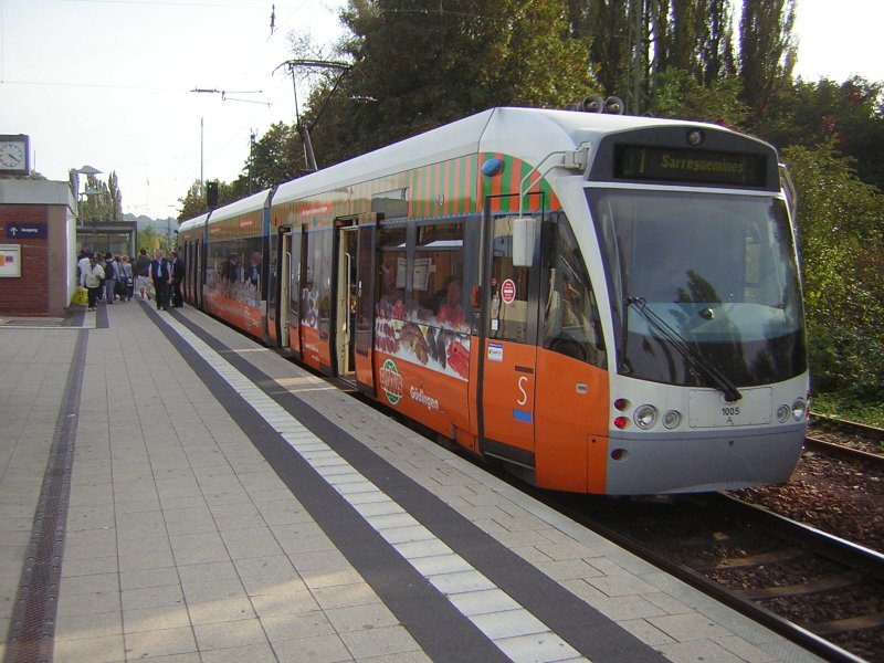 Dieses Foto zeigt einen Saarbahn Zug mit Werbung in Saarbr�cken-Brebach.