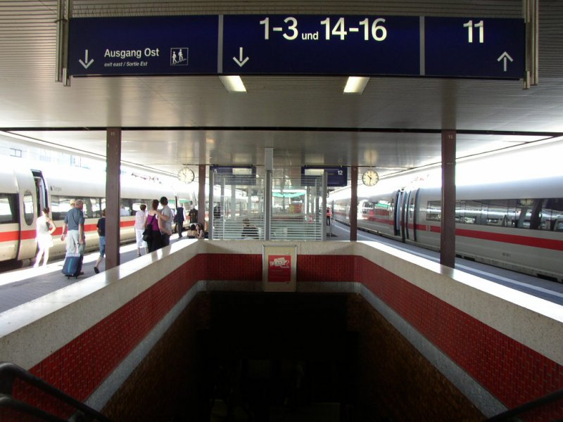 Bahnhofsalltag in Saarbr�cken Hbf. Links auf Gleis 5steht ICE nach