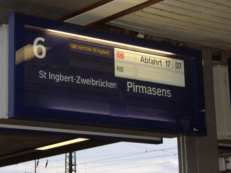 Zugzielanzeiger an Gleis 6 in Saarbr�cken Hbf f�r die RB