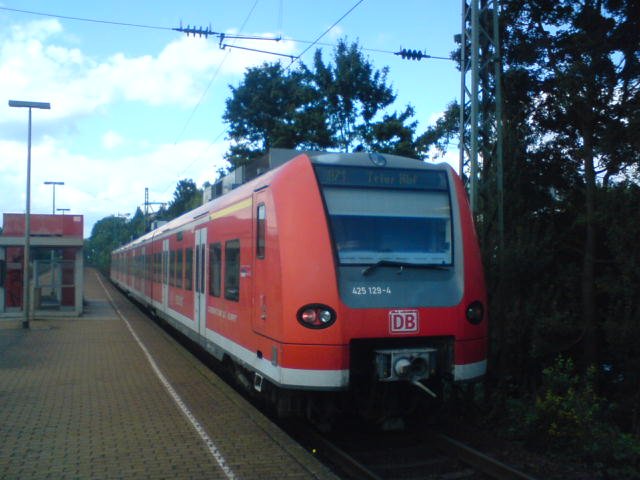 BR 425 im Bahnhof Saarbr�cken Ost. 