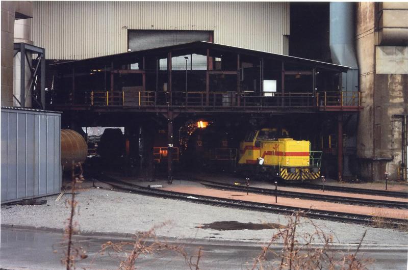 The Werkslok R4, Dillinger Hütte torpedo ladle car bein Flüssigeiseneinladen.