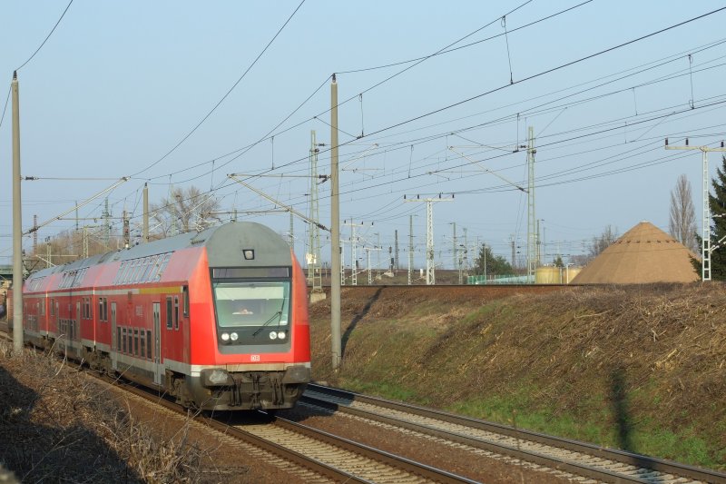 Auf de KBS 340 Rtg. Halle Hbf f�hrt die leicht
