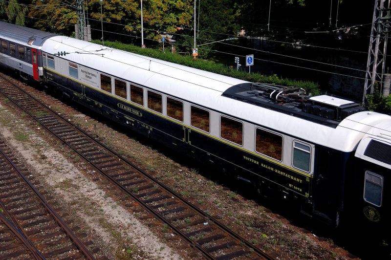Hinter dem Barwagen l�uft ein Salon-Restaurantwagen des PCE . Le Rubis