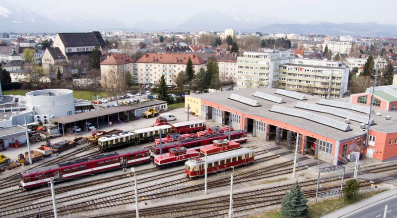 Luftaufnahme mit einem Heliumballon. Lokschuppen in Salzburg von der Regionalbahn.