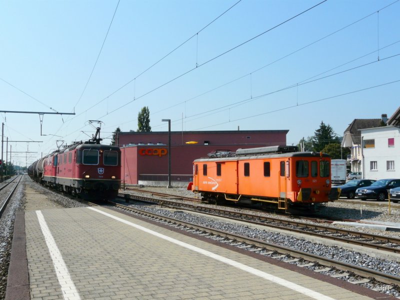 SBB & asm - SBB Gterzug mit Re4/4 11329 und Re 4/4 11232 sowie der Abgestellte asm Gtertriebwagen De 4/4 321 im Bahnhof Niederbipp am 08.09.2009