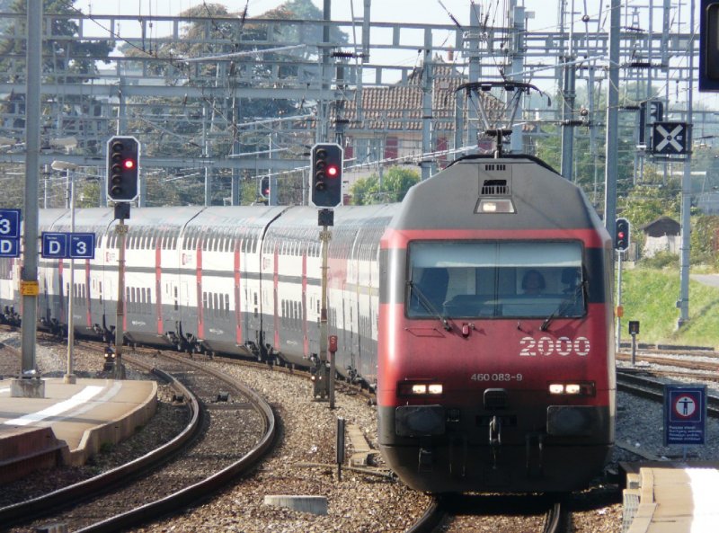 SBB - 460 083-9 mit Schnellzug bei der einfahrt im den Bahnhof von Morges am 25.09.2008