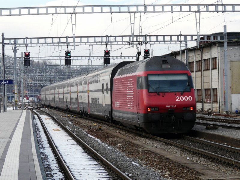 SBB - 460 112-6 mit IR unterwegs bei der ausfahrt aus dem  Bahnhof von Burgdorf am 30.11.2008