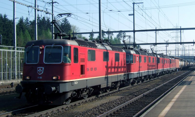 SBB- Cargo: Eine Re 20/20 mit den Loks Re 4/4  11285, Re 6/6 11602  Morges  (Prototyp), Re 6/6 11623  Rupperswil  und Re 4/4  11235 durchfhrt am 15.4.09 mit einem langen Gterzug den Bahnhof Othmarsingen. Wegen dem super Bild von Stefan Wohlfahrt beim Axenberg, kann man nun behaupten, dass beide Re 6/6 Prototypen am 15.4.09 via Gotthard unterwegs waren.