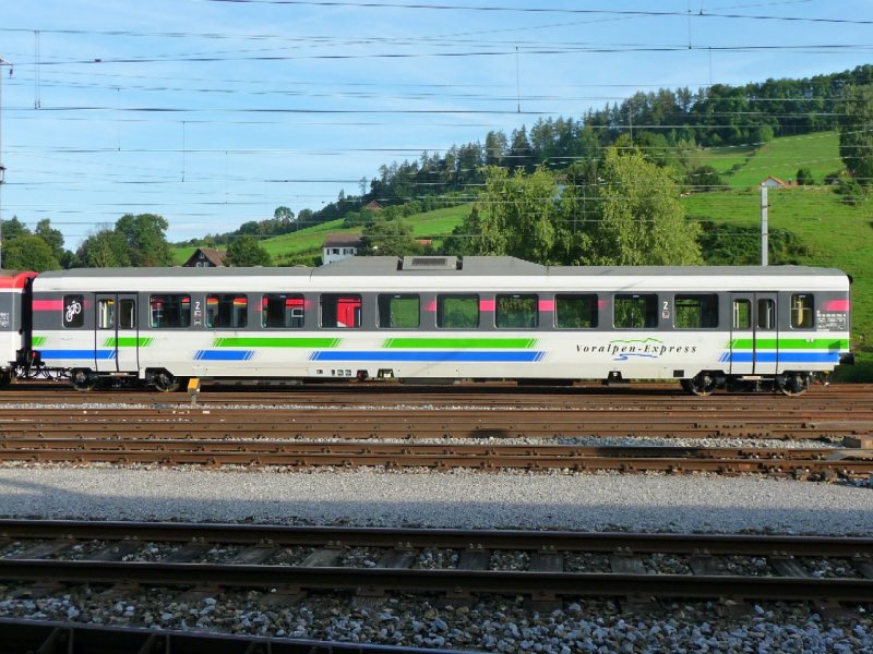 SBB - Personenwagen EW II  2 Kl.  B 50 85 20-35 705-6 in denn Farben des Voralpenexpresses im Bahnhofsareal von Herisau am 08.09.2008