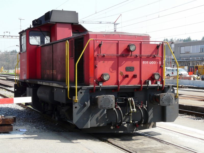 SBB - Rangierlok Em 3/3 831 000-5 im Bahnhof von Suhr am 09.04.2009