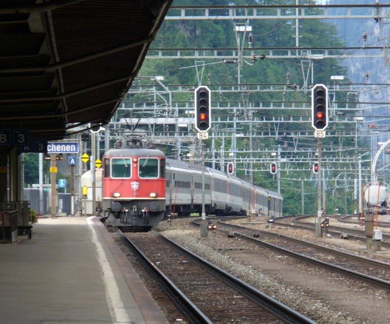 SBB Schnellzug nach Chiasso bei der Einfahrt im Bahnhof Göschenen mit