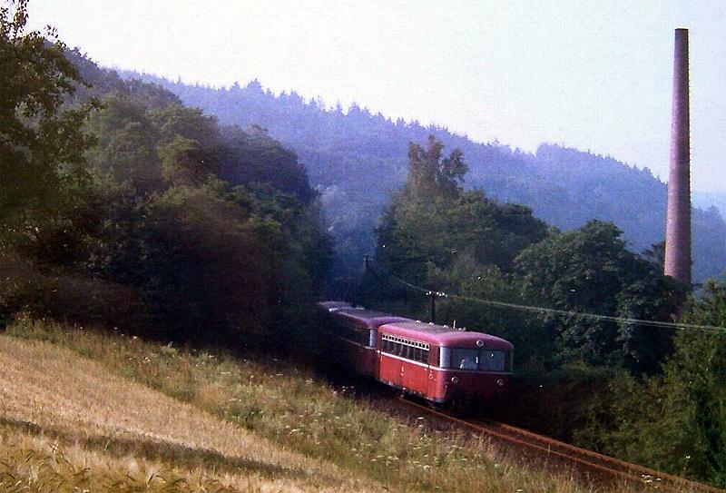 Schienenbus aus Hasselborn im Morgendunst eines heien Augusttages, vor der Einfahrt in den Bahnhof Brandoberndorf, 1. Hlfte der 1980iger Jahre.