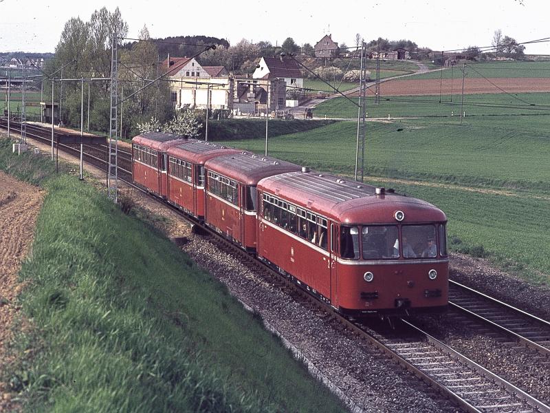 Schienenbusgarnitur fhrt von Wrzburg kommend nach Lauda