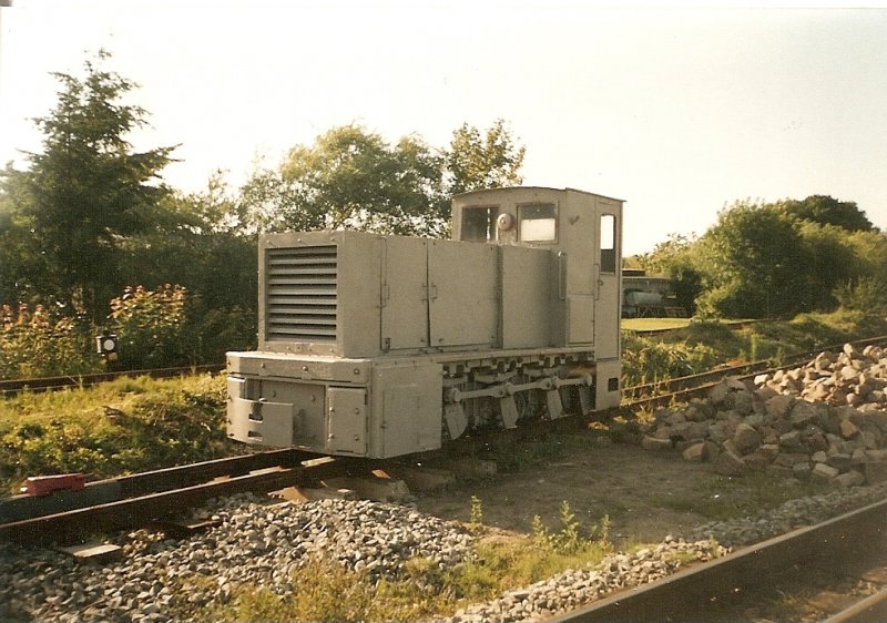 Schmalspurdiesellok im grauen Anstrich im August 2000 in Putbus.