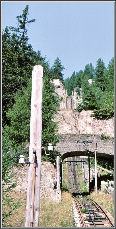 Schn zu sehen auf diesem Bild ein Gefllsbruch im unteren Streckenteil mit Tunnel und einem Mast mit Rollen, damit das Seil, das in der Luft hngt, eine Fhrung erhlt. (Archiv 08/94)