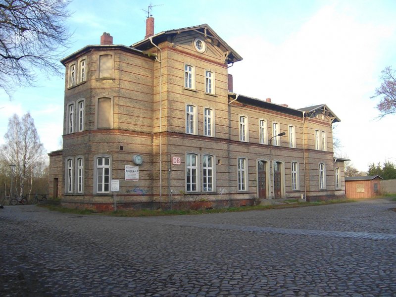 Das alte Bahnhofsgeb�ude in Sch�nberg steht wohl schon lange leer!