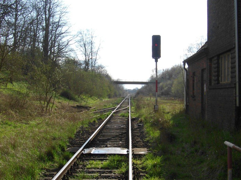 Gleis 2 in Sch�nberg... Vom �berweg aus, in Richtung L�beck.