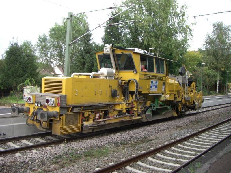 Ein Schotterprofilierer Plasser&Theurer SSP110SW der Firma Hartungs-Bau bei ihrer arbeit