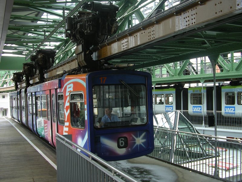 Schwebebahn Nr. 6 im Zielbahnhof Vohwinkel.(10.08.2008)