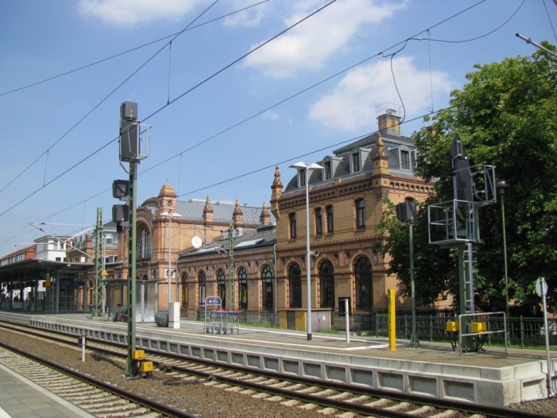 Empfangsgeb�ude des hauptbahnhofs Schwerin von der Bahnsteigseite gesehen 15.08.2009 