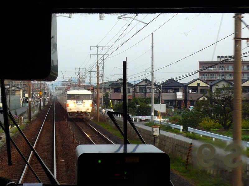 Serie 117: Unterwegs kreuzt eine andere Komposition der Serie 117. Bei Kisogawa, 31.Oktober 2008. 