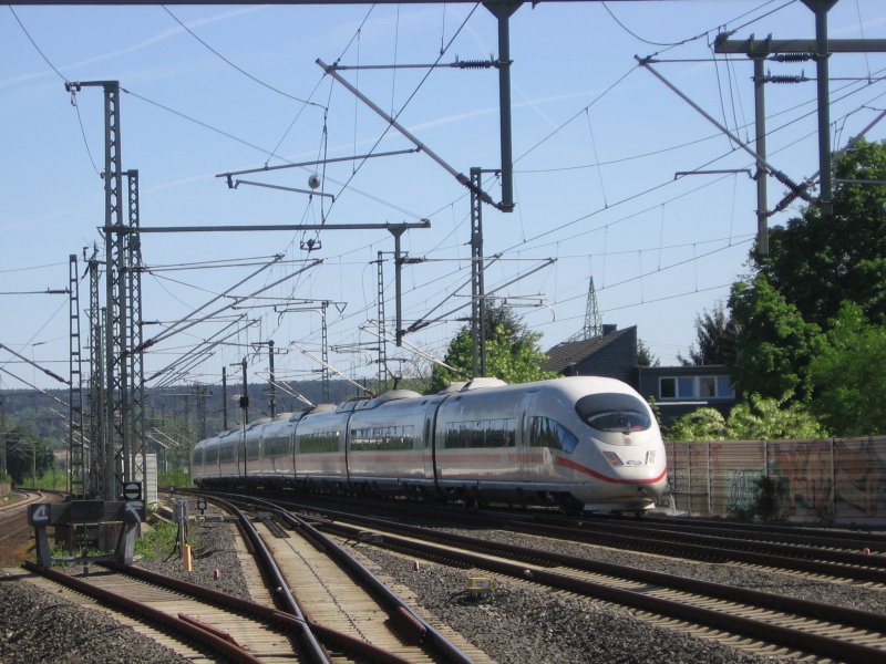 Ein 406 der NS verl�sst Siegburg/Bonn als ICE 221 von