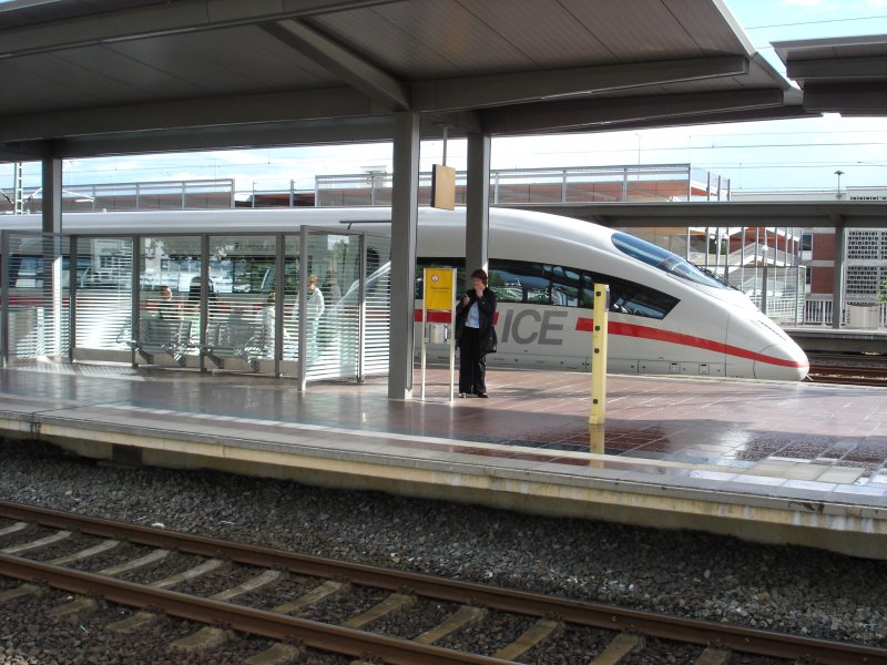Bahnhof Siegburg/Bonn: Auf Gleis 3 steht der leicht versp�tete ICE