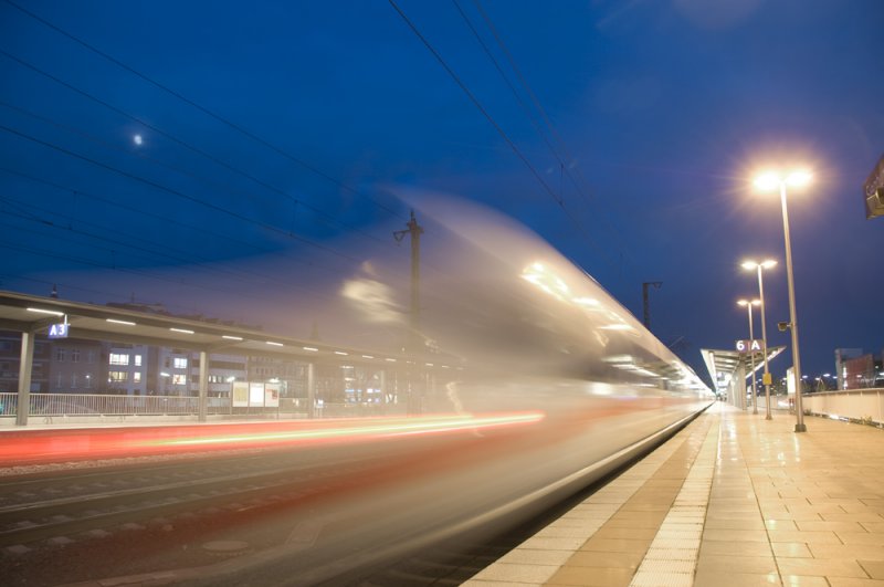 Night shot at the ICE station Siegburg (automatically translated, Powered