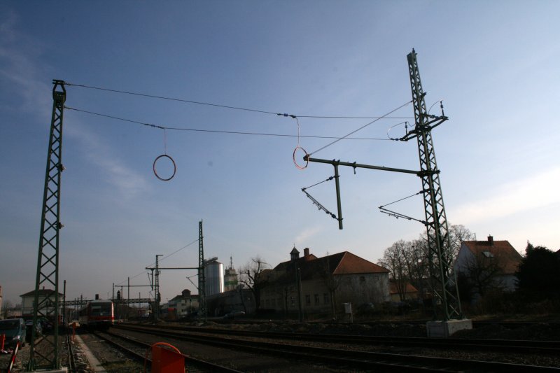 Anzeichen f�r die Elektrifizierung am Bahnhof Sinsheim. Bild aufgenommen am