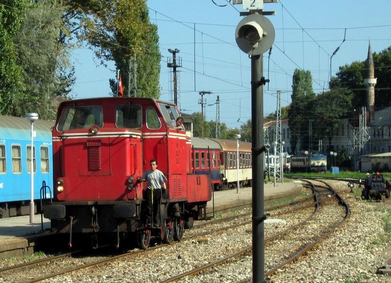 Sirkeci Bahnhof in Istanbul. Eine Lok von Mak, das Personal ist sehr zufrieden damit, rangiert an den Wagenpark eines von einer E43 gebrachten Reisezuges. 

