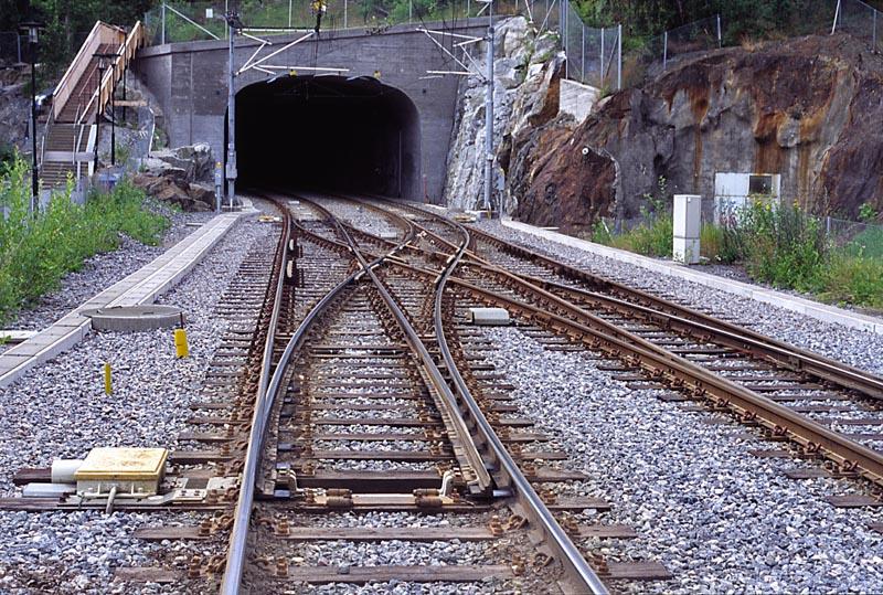 Doppelte Gleisverbindung im Bahnhof �lvik, Richtung Stora Essingen. Die Z�ge