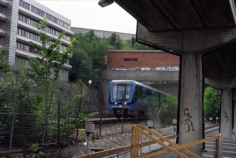 Bf Liljeholmen, the train travels with ET in 2472 at