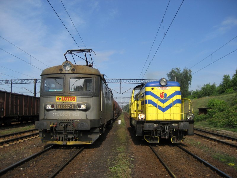 Two locomotives of the LOTOS front on 09.06.2009 in Bydgoszcz