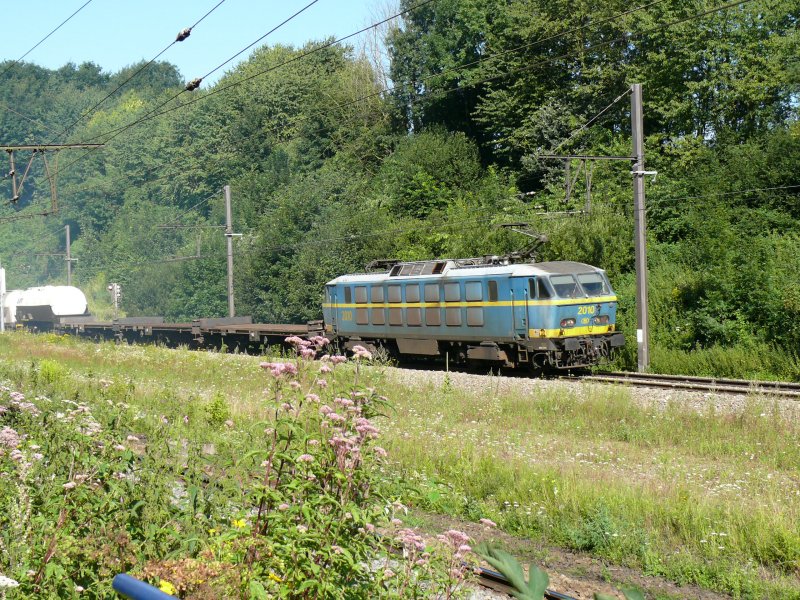 SNCB 2010 verlsst soeben den Tunnel von Veurs mit einem gemischten Gtzerzug am Haken, und wird in wenigen Kilometern den Bhf Montzen erreichen, wo eine Diesellok bernehmen wird und den Zug weiter Richtung Aachen-West bringen wird. Aufgenommen am 02/08/2008 in Teuven.