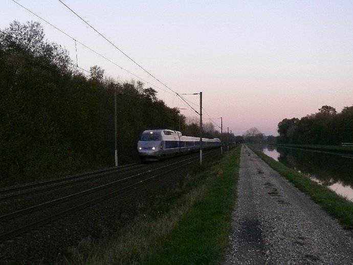 SNCF TGV-Rseau 550 fhrt in der Abendmmerung als Zug Nummer TGV9572 von Strasbourg (18:17) nach Paris-Est (20:34).

25.10.2008 Steinbourg am Rhein-Marne-Kanal
