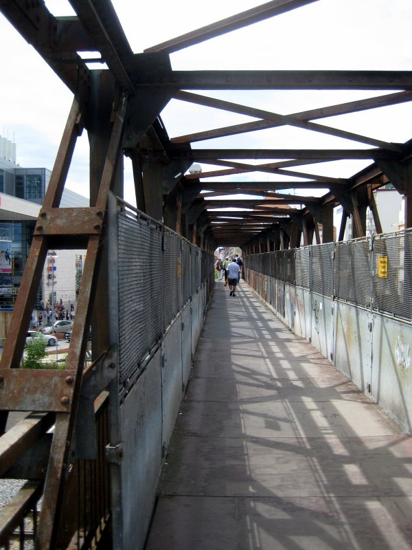 So ein Bild wird ab morgen nicht mehr mglich sein:
Die alte Brcke am Konstanzer Bahnhof wird demontiert und durch einen Neubau ersetzt. Dann hoffentlich auch mit Aufzgen zu den Gleisen. 4. August 2008.